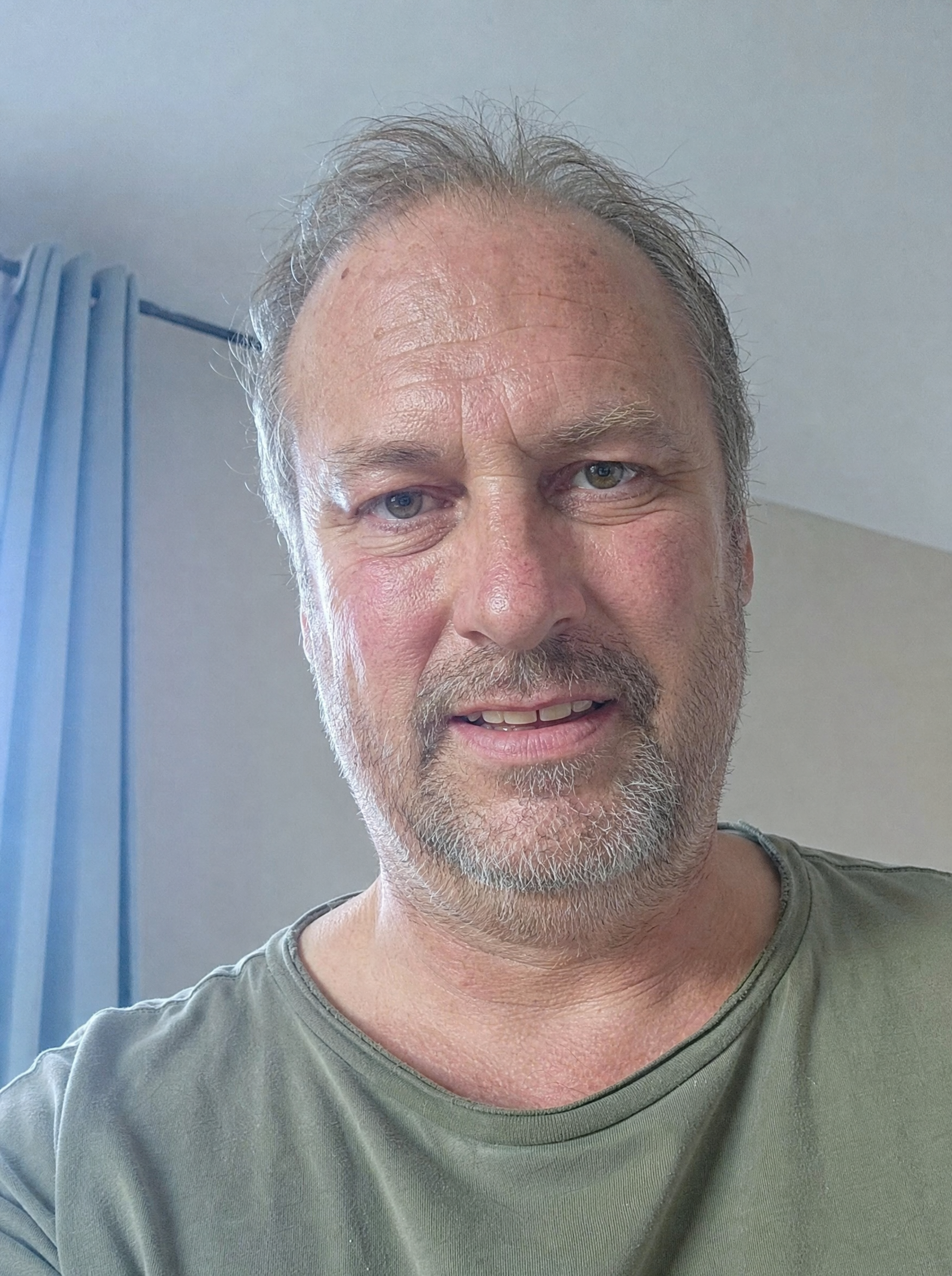 files/An-ordinary-selfie-style-portrait-photog_2.png